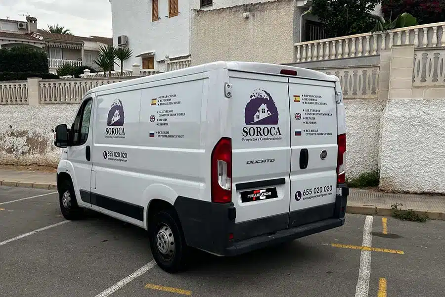Instalando rótulos en Fiat Ducato de Soroca