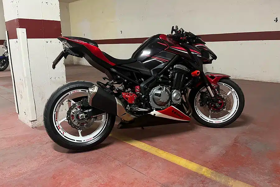 Kawasaki Z800 rotulada