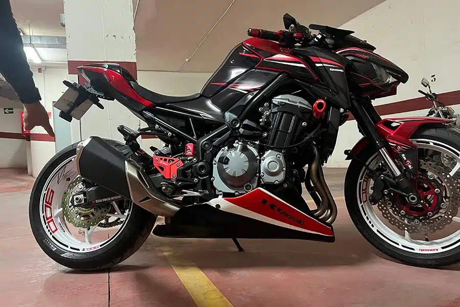 Kawasaki Z800 rotulada