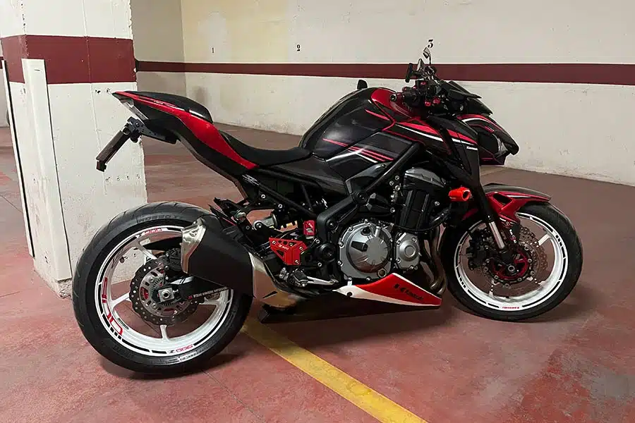 Kawasaki Z800 rotulada