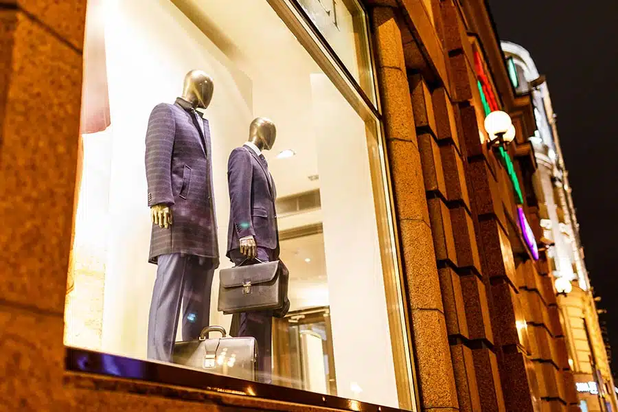 Letreros para negocios: Claves para escoger el mejor 5 Escaparate de tienda por la noche