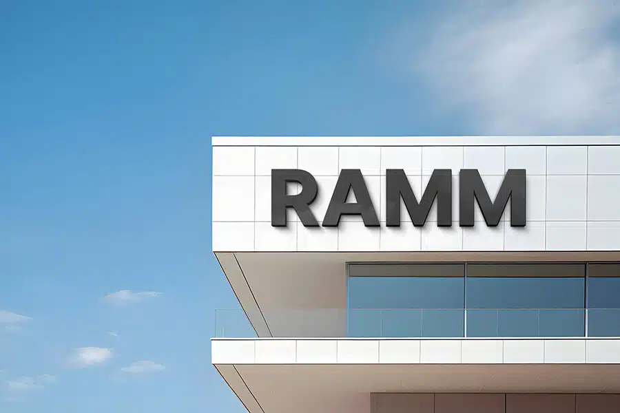 Letreros para negocios: Claves para escoger el mejor 2 Logo en fachada de edificio