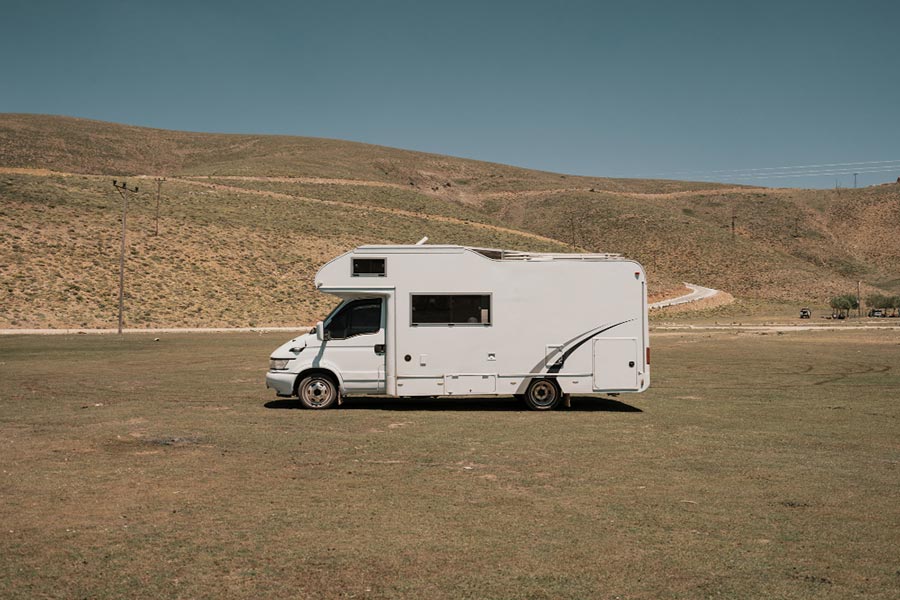 Autocaravana camper aparcada en el campo