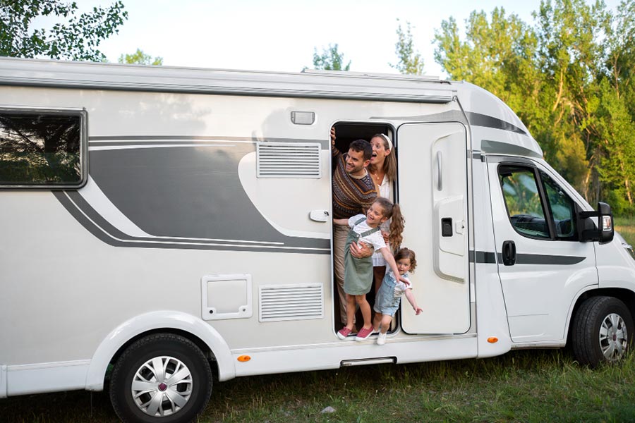 Familia en furgoneta camper