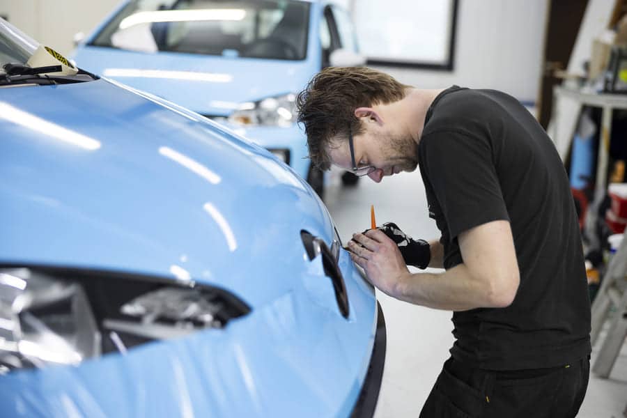 Qué mantenimiento necesita un coche rotulado