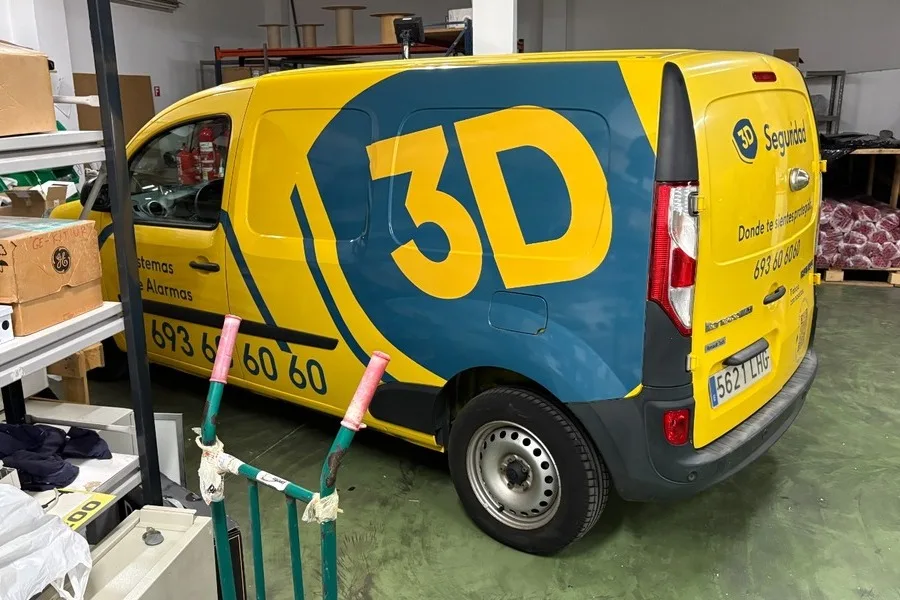 Rótulos en furgón de la empresa 3D Seguridad