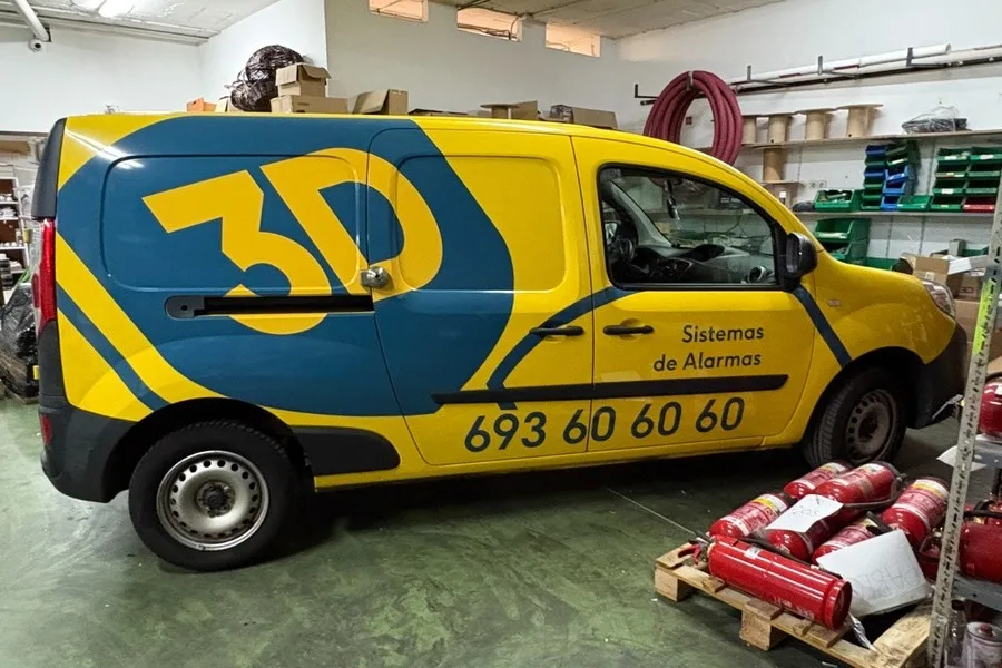 Rótulos en furgón de la empresa 3D Seguridad