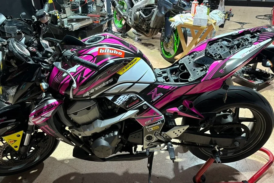 Moto Kawasaki rotulada detalle lateral izquierdo