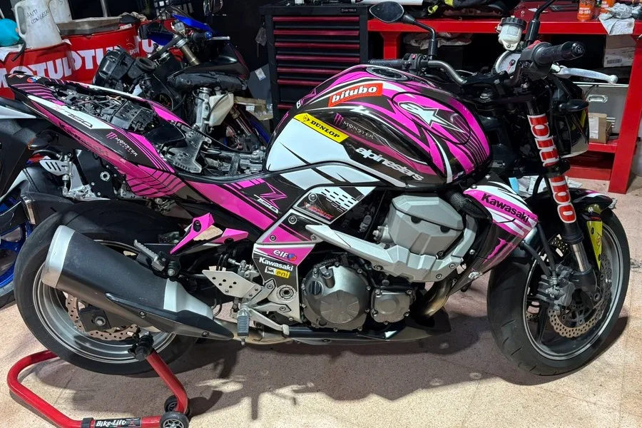Moto Kawasaki rotulada detalle lateral derecho