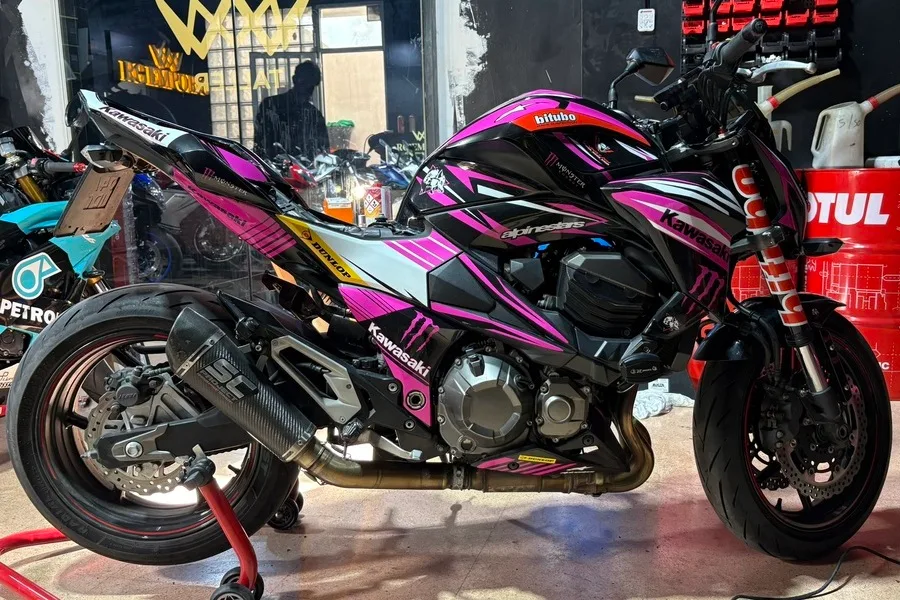 Moto Kawasaki rotulada detalle lateral derecho