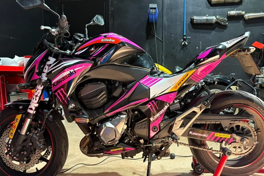 Moto Kawasaki rotulada detalle lateral izquierdo