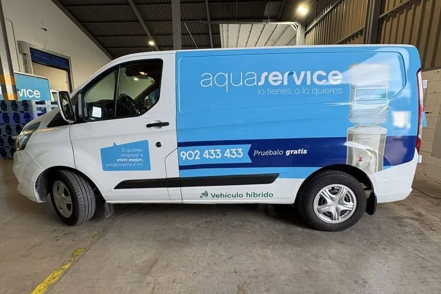 Furgoneta rotulada de Aqua Service lateral