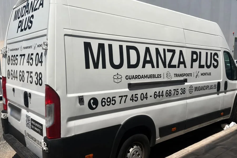 Furgón de Mudanza Plus rotulado