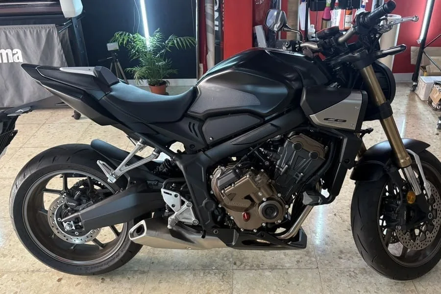Moto rotulada en negro